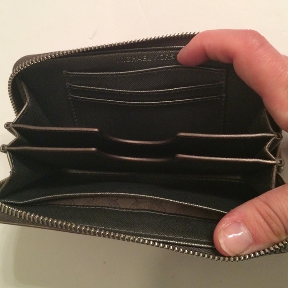 LAST CHANCE‼FINAL ️Gorgeous Silver Metallic Wallet - Picture 4 of 4